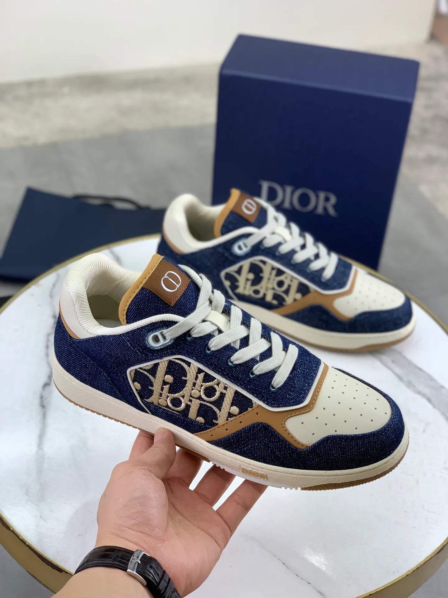 Factory price P760💰💎Top quality💎Dior couple's sneakers Top high-end version Purchasing quality Original development Dior spring and summer new B27 couple's sneakers are new products in the series, (Dior) B27 sneakers, original version 15560💰Purchased New presbyopic sneakers in early spring A favorite among major celebrities and Internet celebrities. The on-foot effect is very nice B27 sneakers made by Italian craftsmen The layers are distinct and have a unique three-dimensional effect🌟 showing a modern and elegant style, comparable to Dior  A classic style from Dior. Crafted from smooth black calf leather with beige and black Oblique print panels on the sides. The "CD Icon" shaped shoelace eyelets are clever and delicate, and the two-color rubber sole, rear collar and heel are all equipped with the brand's iconic details to enhance the style. Oblique printed straps at the ankle allow for an adjustable fit to complement the overall design. Fashionable and versatile, it can complement any look.                        Imported silk cowhide stitching with D embroidery printing; multi-color 🉑️Choose TPU outsole Size: women's 35-40 men's: 38-46 (men's 38, 45, 46 sizes are custom-made, non-refundable and non-exchangeable)